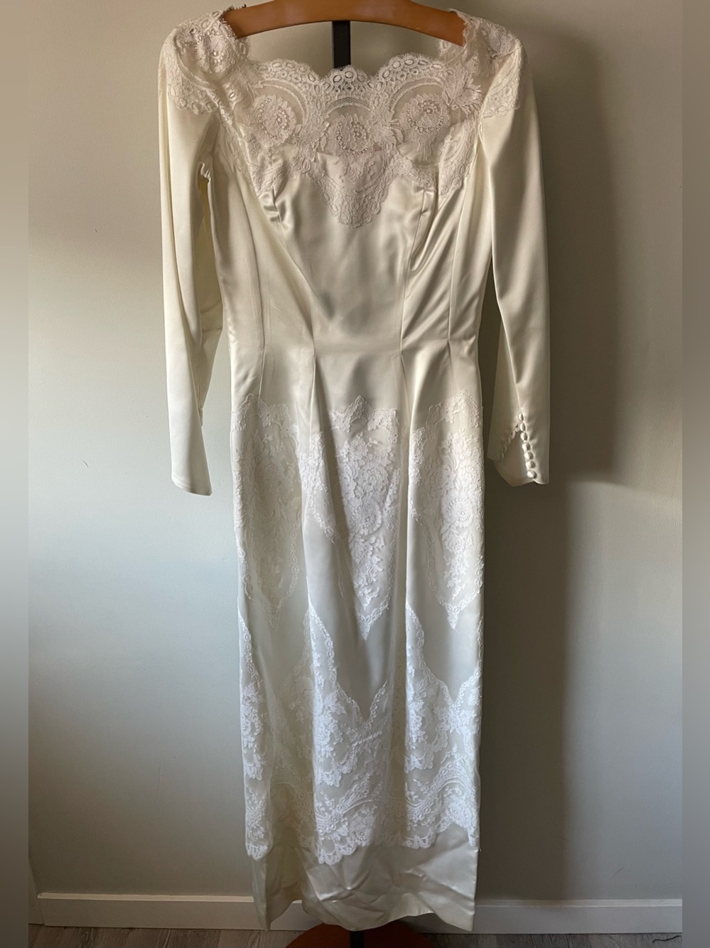 Vintage Ivory Lace Long-Sleeve Wedding Dress